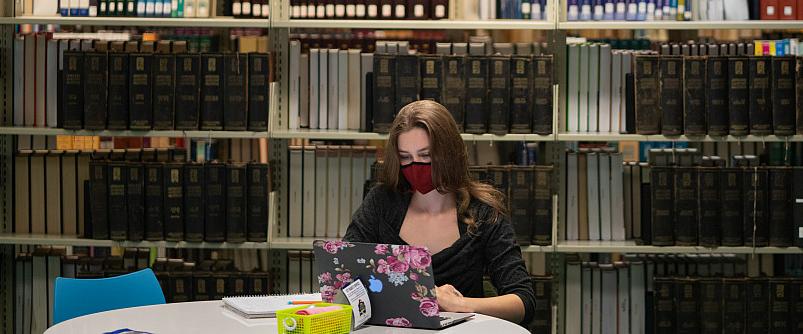 一个在莫尔斯图书馆学习的学生.