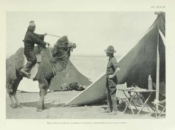 这张照片是罗伊·查普曼·安德鲁斯1928年在蒙古拍摄的. 右边骑在骆驼上的是远征队的蒙古首领次仁...