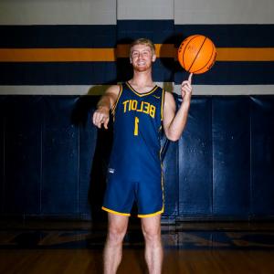 一个好的, 威斯康辛州, 本地的, 24岁的Brian Rusch在Beloit找到了一个家，成为了一名篮球运动员, 学生的老师, 未来的教练.