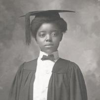 格蕾丝·奥斯利(恩典Ousley, 1904年出生)是第一位从伯洛伊特学院(MG官方电子平台)毕业的非裔美国女性，该校成立仅9年...