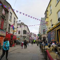 爱尔兰戈尔韦市繁忙的街道.